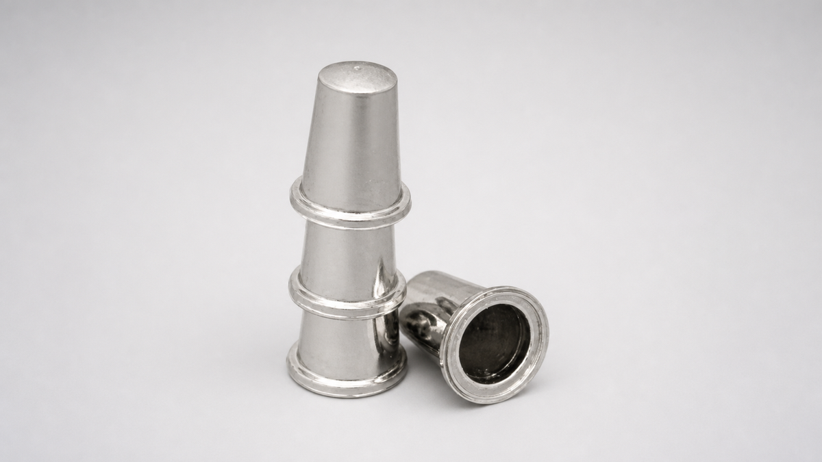 Thimbles Set Vernet (silver) on a neutral studio background