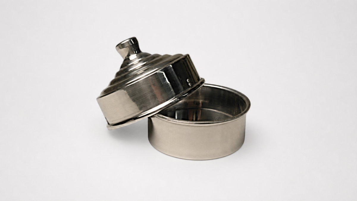 Chick Pan Double Load by Bazar de Magia - Trick on a neutral studio background