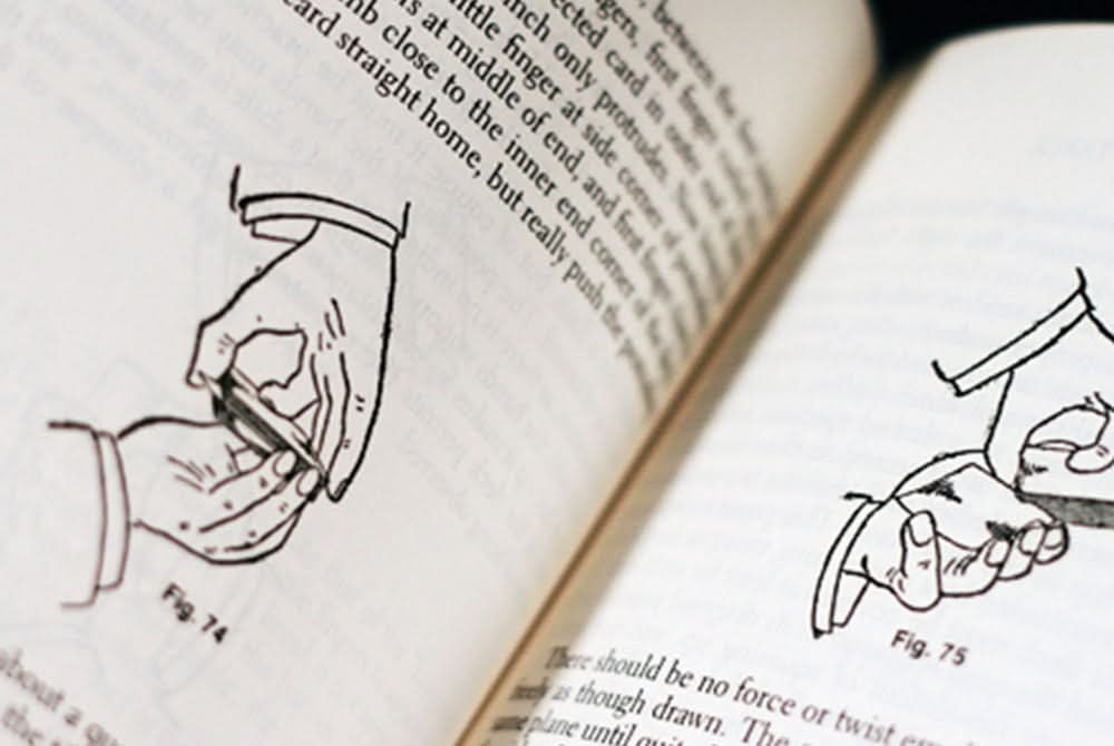 Expert At The Card Table - Playing Cards and Magic Tricks - 52Kards